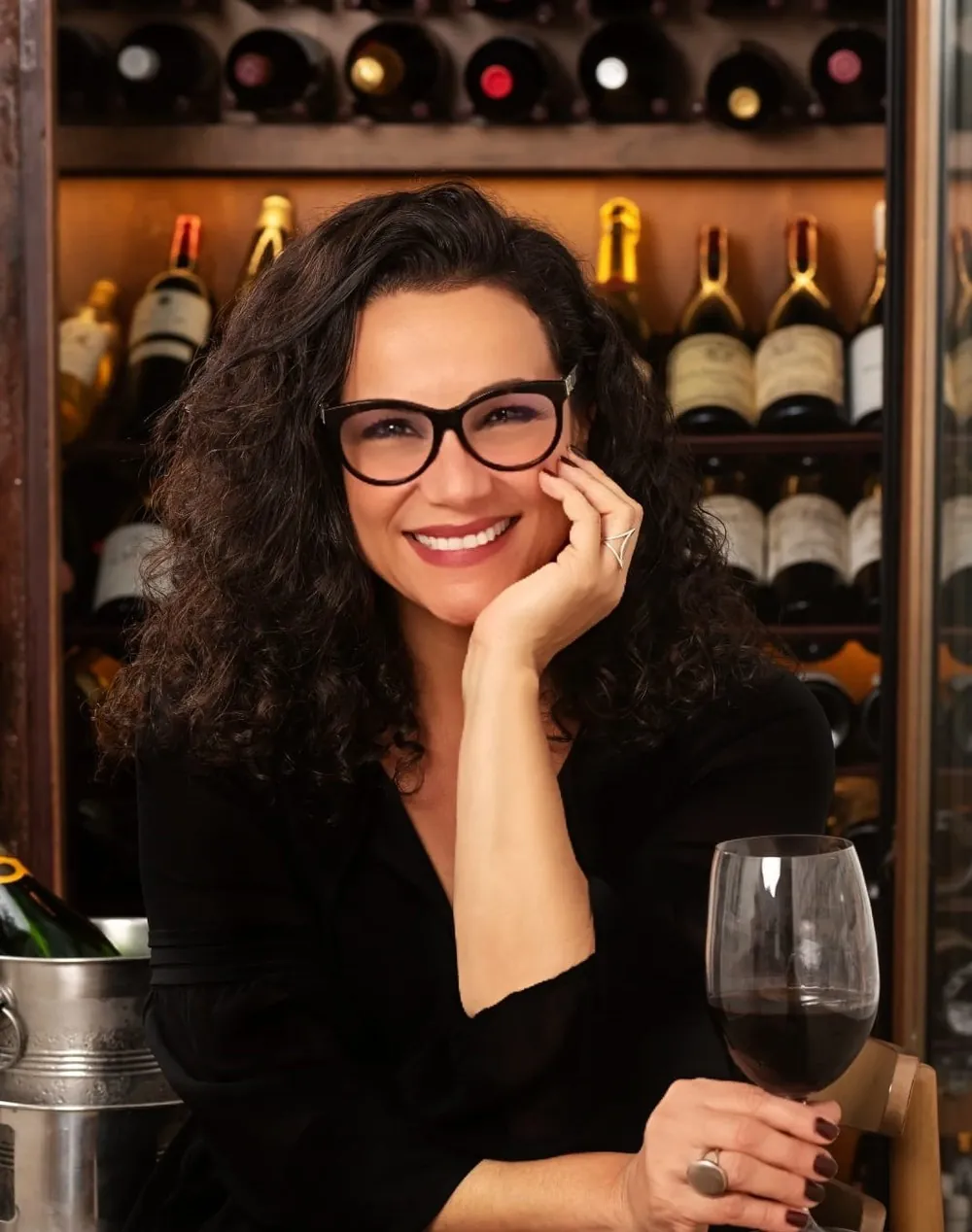 Elaine de OIiveira: "Dá pra ser feliz com vinhos incríveis, cheios de personalidade e que não passam dos R$ 80" — Foto: Acervo pessoal