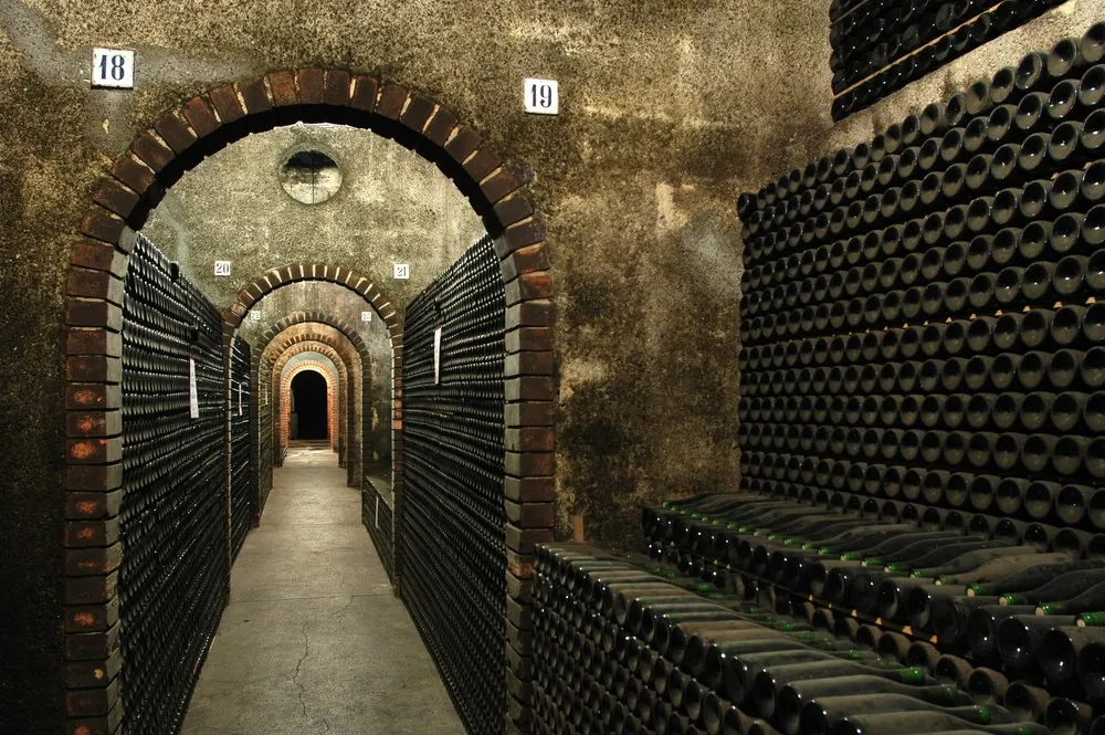 A Caves São João guarda vinhos com quase um século de história em suas galerias — Foto: Divulgação