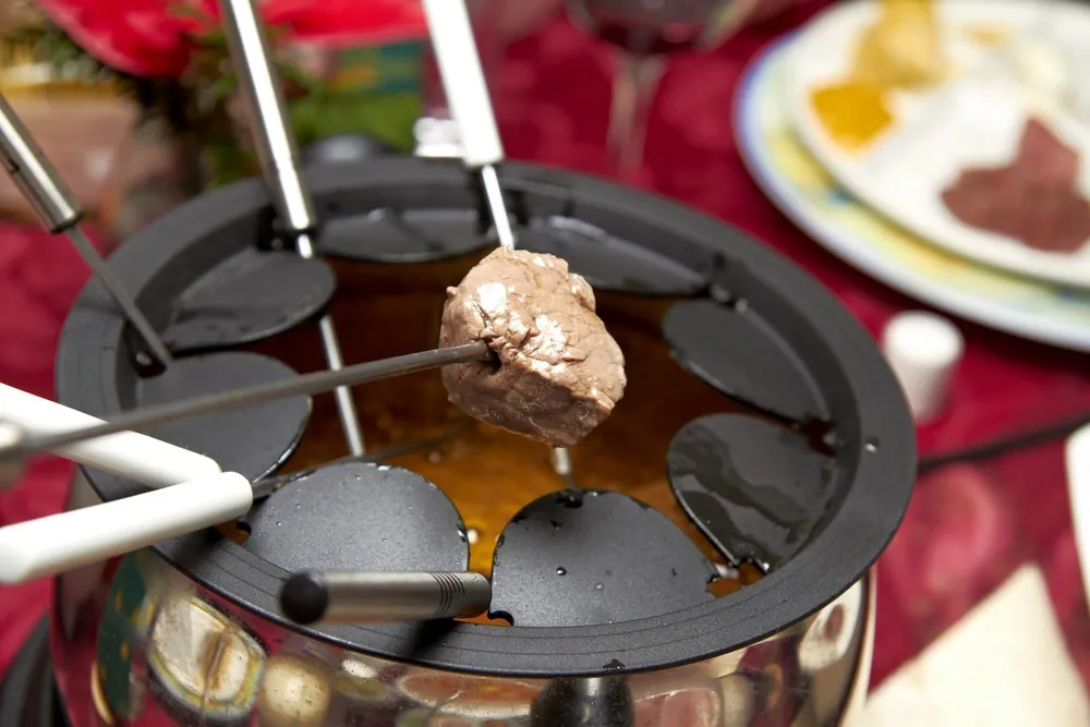 Elaine de Oliveira harmoniza fondue de carne com vinho tinto — Foto: Getty Images