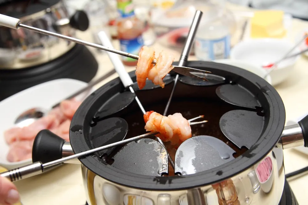 Elaine de Oliveira harmoniza fondue de peixe e frutos do mar com vinho branco — Foto: Getty Images
