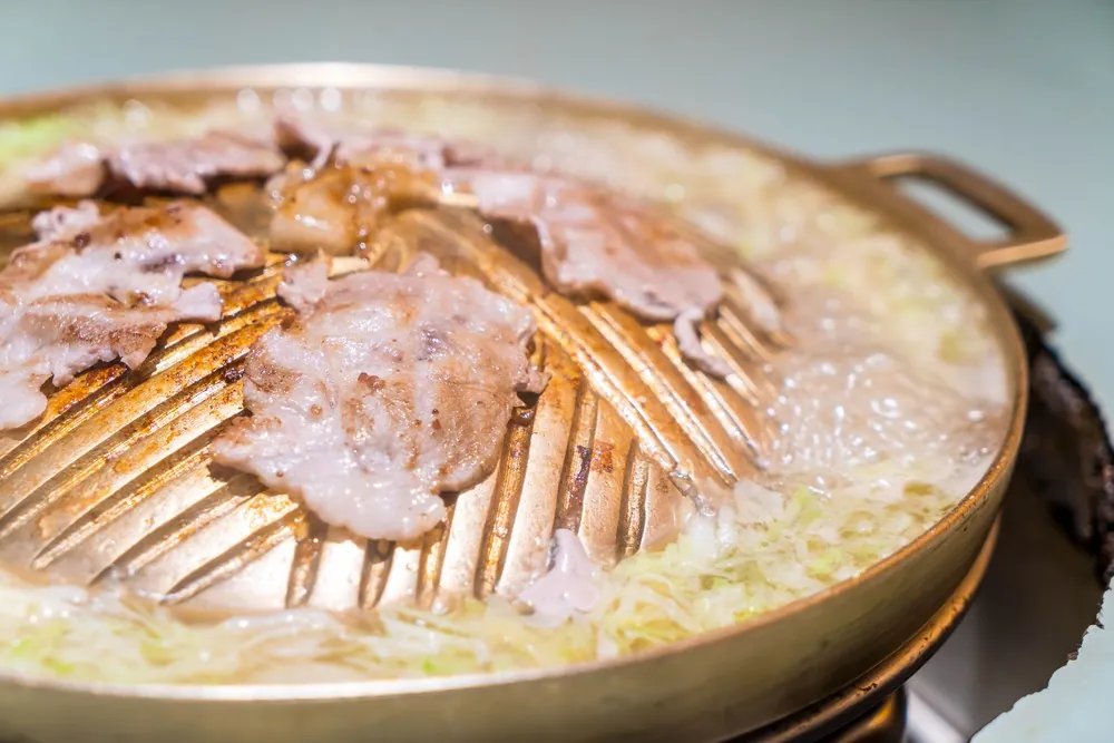 Elaine de Oliveira harmoniza fondue de carne de porco com vinho branco encorpado — Foto: Imagem de topntp26 no Freepik