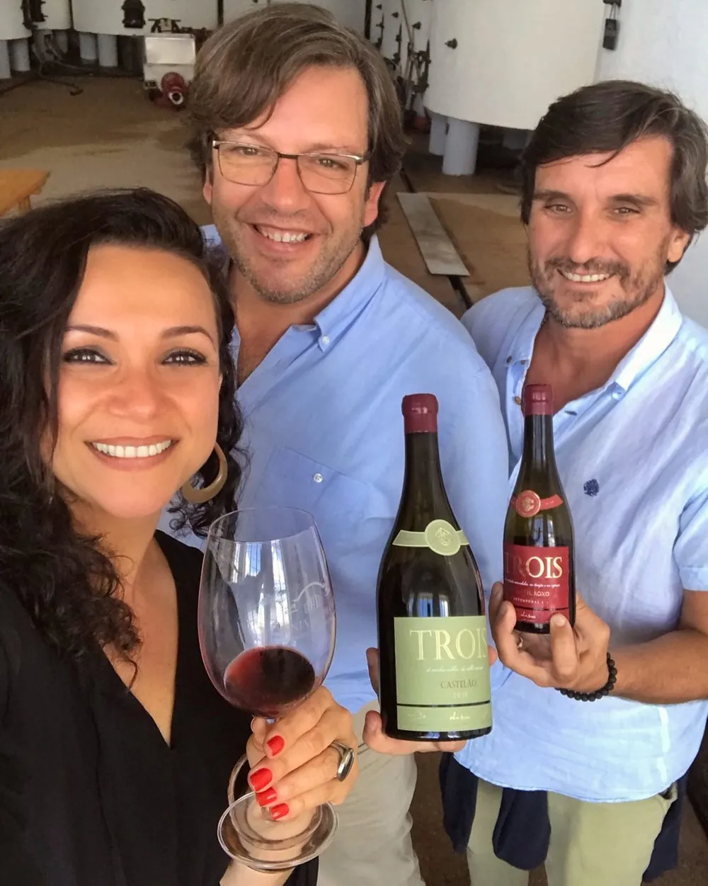 Elaine de Oliveira com os enólogos Filipe Cardoso e Luís Simões do Projeto TROIS — Foto: Acervo pessoal